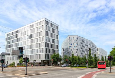 Oslo, Norveç. Dronning Eufemias kapısında ki yüksek binalar. Oslo Bjrvik 43 metre genişliğinde sokak