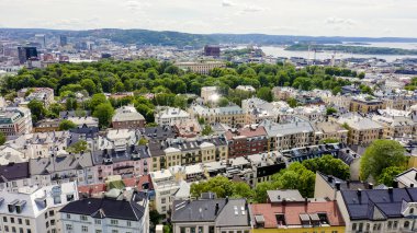 Oslo, Norveç. Kraliyet Sarayı. Slottsplassen. Saray parkı, Drone'dan 