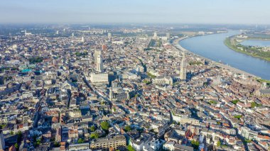 Antwerp, Belçika. Tarihi şehrin çatılarında uçuyor. Schelde (Esco) nehri, Havadan Görünüm 