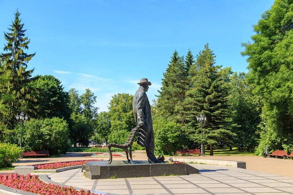 Veliky Novgorod, Rusia - 19 de junio de 2019: Monumento a S.V. Rachma. — Foto de Stock
