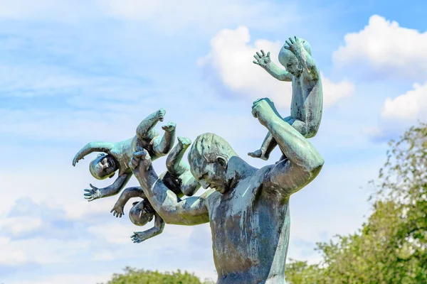 Oslo, Norvège - 24 juin 2019 : Sculptures situées sur le pont — Photo