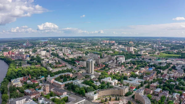 Panorama de la ciudad de Tver, Rusia. Vista aérea. Río Volga, desde el dron —  Fotos de Stock