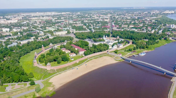 Veliky Novgorod, Rússia. Novgorod Kremlin (Detinets), rio Volkhov. Voo sobre a cidade, De Drone — Fotografia de Stock