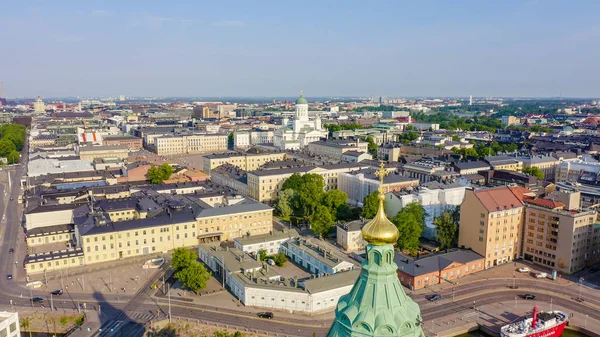 Helsinki, Finlandia. Centro de la ciudad vista aérea. Catedral de la Asunción, desde el dron — Foto de Stock