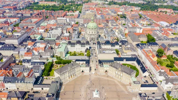 Copenhague, Dinamarca. Amalienborg. El complejo palaciego del siglo XVIII en estilo rococó. Frederick Church, de Drone — Foto de Stock