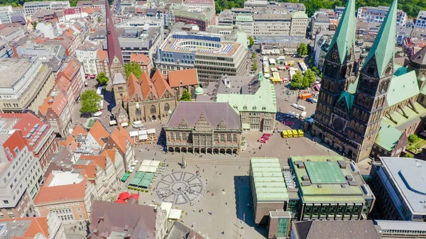 Bremen, Almanya. Bremen Pazar Meydanı (Bremer Marktplatz), Bremen Katedrali (St. Petri Dom Bremen). Uçuşta görüntüle, Hava Görünümü 