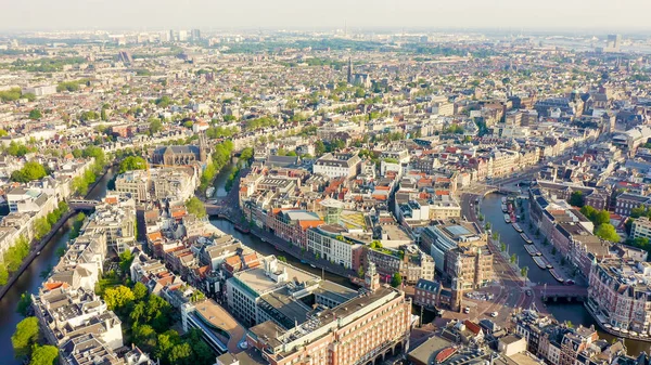 Amsterdam, Hollanda. Şehrin çatılarında uçuyor. Kentsel nakliye kanalları ile şehrin tarihi parçası, Havadan Görünümü 