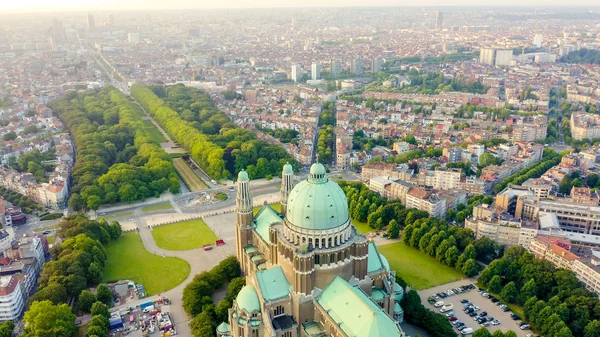 Bruselas, Bélgica. Basílica Nacional del Sagrado Corazón. Temprano en la mañana, Vista aérea — Foto de Stock