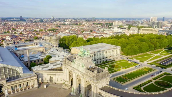 Brüksel, Belçika. Ellinci Yıldönümü Parkı. Park Senkantoner. Brüksel Arc de Triomphe (Brüksel Kapısı), Havadan Görünüm — Stok fotoğraf