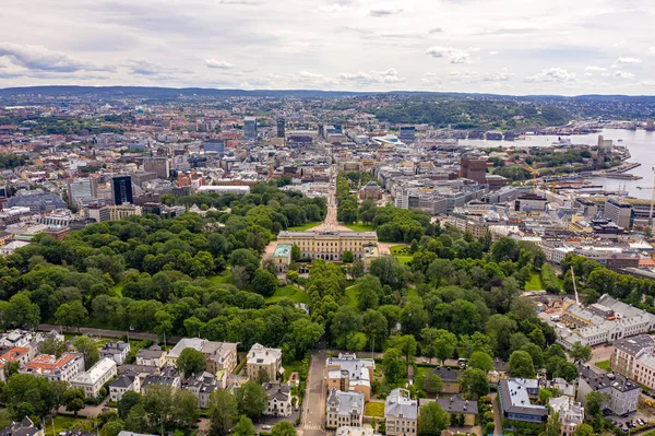 Oslo, Noruega. Palacio Real y Parque del Palacio. Vista aérea — Foto de Stock