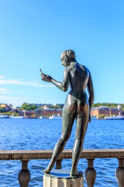 Stockholm, İsveç. Bir çiçek bakarak çıplak bir kız heykeli