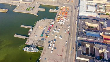 Helsinki, Finlandiya. Şehir merkezi havadan görünümü. Pazar Meydanı, Drone'dan 