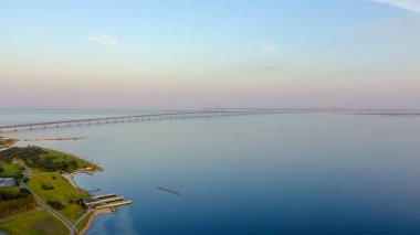 Oresund köprüsü. İsveç ve Danimarka arasında yapay bir ada ile uzun bir tünel köprüsü., Drone Gönderen 