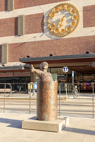 Estocolmo, Suecia - 23 de junio de 2019: Escultura frente a la tienda — Foto de Stock