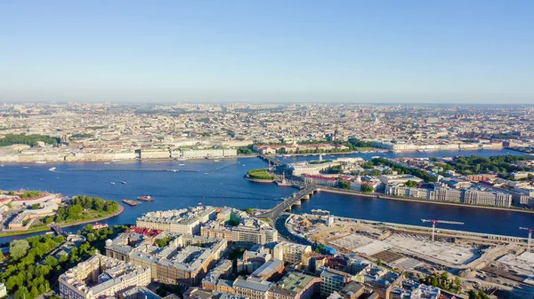San Petersburgo, Rusia. Río Neva. Vista aérea panorámica. Escupir de la isla de Vasilyevsky, puente de Birzhevoy, de drone — Foto de Stock