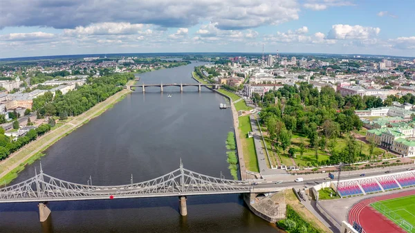 ロシア、トヴェルの街のパノラマ。航空写真。ヴォルガ川、ドローンから — ストック写真