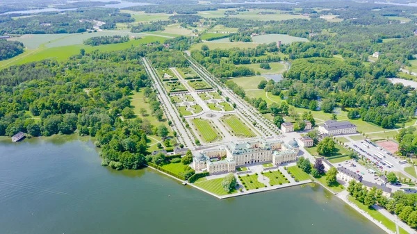 Estocolmo, Suécia - 23 de junho de 2019: Drottningholm. Drottningholms Slott. Residência real bem preservada com pavilhão, teatro e jardins chineses, From Drone — Fotografia de Stock