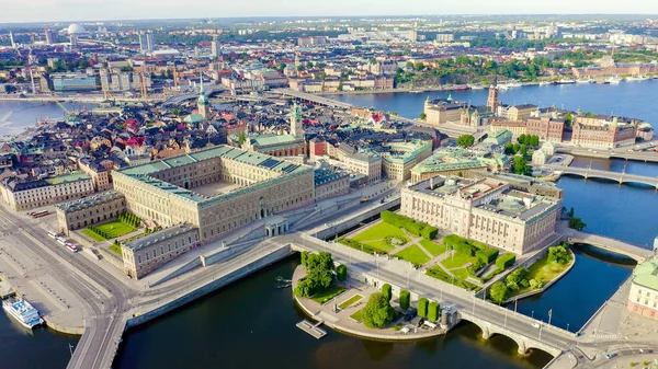 Estocolmo, Suecia. Palacio Real, Kungliga slottet. Old Town Gamla Stan (en inglés). Riddarholmen. Helgeandsholmen. Vista aérea, desde el dron —  Fotos de Stock