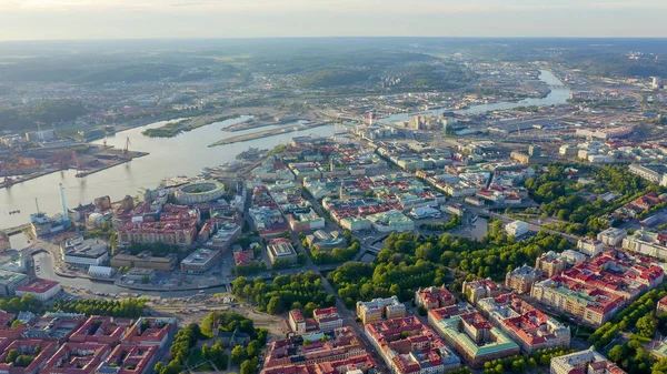 Гётеборг, Швеция. Панорама города и реки Гёта Эльв. Исторический центр города. Закат, с дрона — стоковое фото