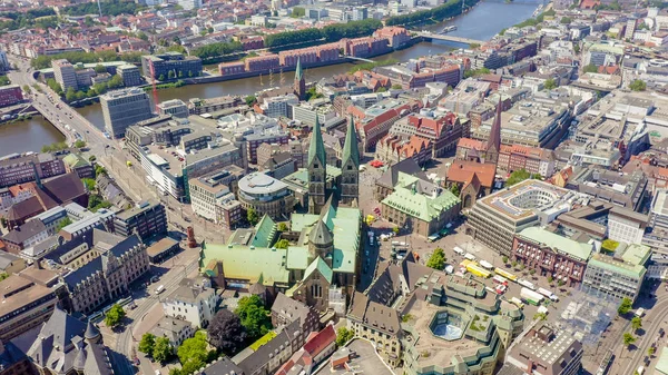 Bremen, Alemania. La parte histórica de Bremen, el casco antiguo. Catedral de Bremen (St. Petri Dom Bremen). Vista en vuelo, Vista aérea — Foto de Stock