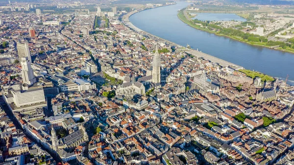 Amberes, Bélgica. Volando sobre los tejados de la ciudad histórica. Río Schelde (Esco). Catedral de Nuestra Señora de Amberes. (Onze-Lieve-Vrouwekathedraal Antwerpen), Vista aérea —  Fotos de Stock