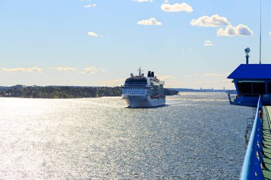 Büyük yolcu gemisi. Bothnia Körfezi. Adaların kıyıları olmak