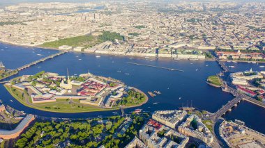 Saint-Petersburg, Rusya. Neva Nehri. Hare Adası ve Artelery Adası'nın panoramik havadan görünümü. Peter-Pavel'in Kalesi. Trinity köprüsü. Vasilyevsky Adası Tükürmek, Drone Gönderen 