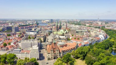 Bremen, Almanya. Bremen'in tarihi kısmı, eski şehir. Bremen Katedrali ( St Petri Dom Bremen ). Uçuşgörünümü, Havadan Görünüm 