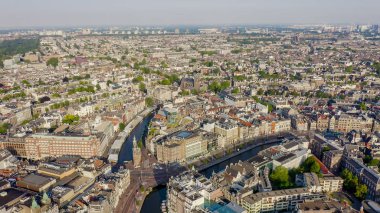 Amsterdam, Hollanda. Şehrin çatılarında uçuyor. Kentsel nakliye kanalları ile şehrin tarihi parçası, Havadan Görünümü 