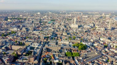 Antwerp, Belçika. Tarihi şehrin çatıları üzerinde uçan, Hava Manzarası 
