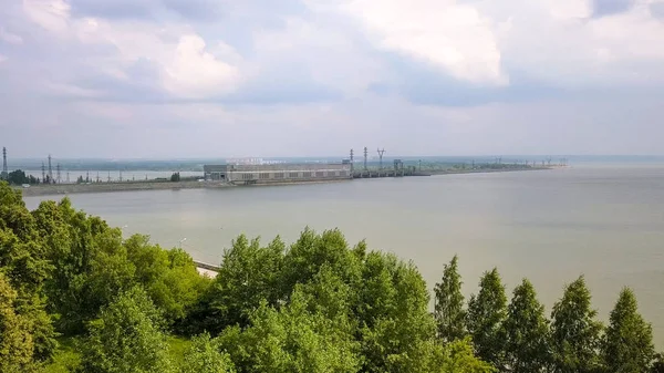 Novosibirsk vattenkraftverk är ett vattenkraftverk vid floden Ob i stadsdelen sovjetiska i den staden Novosibirsk. Det bara vattenkraftverket vid floden Ob, från Dro — Stockfoto