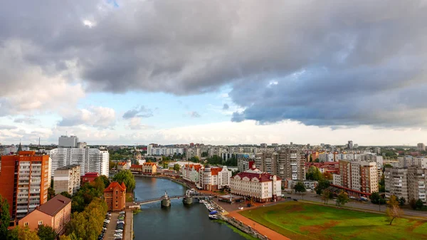 Las nubes se mueven rápidamente a través del cielo. Puente del Jubileo, pueblo de peces —  Fotos de Stock