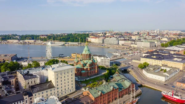 Helsinki, Finlandia. Centro de la ciudad vista aérea. Catedral de la Asunción, desde el dron —  Fotos de Stock