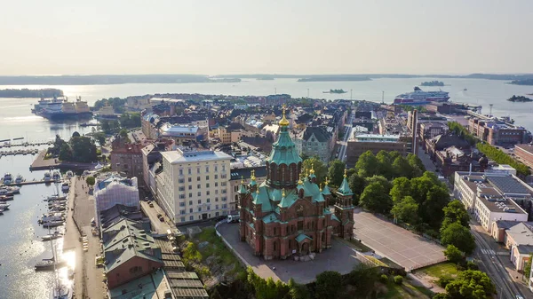 Helsinki, Finlandia. Centro de la ciudad vista aérea. Catedral de la Asunción, desde el dron —  Fotos de Stock