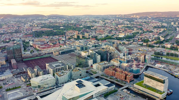 Oslo, Noruega. Vista panorámica del centro de la ciudad al atardecer. Estación de tren, Desde Drone — Foto de Stock