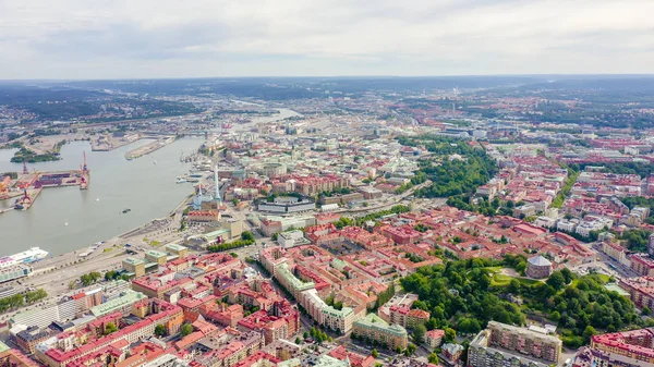 Gotemburgo, Suecia. Panorama de la ciudad y el río Goeta Elv. El centro histórico de la ciudad. Clima nublado, Desde Drone — Foto de Stock