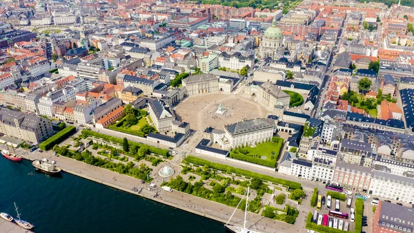 哥本哈根，丹麦。阿马林堡十八世纪的宫殿建筑群在罗可可风格，从无人机 — 图库照片