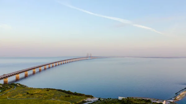 Puente Oresund. Un largo puente túnel con una isla artificial entre Suecia y Dinamarca., Desde Drone — Foto de Stock