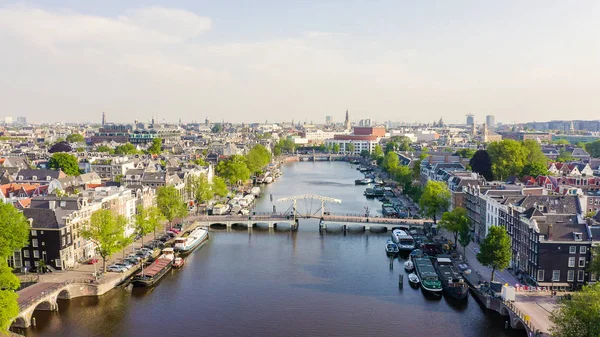 Amsterdam, Hollanda. Şehrin çatılarında uçuyor. Amstel Nehri, Amstel Ağ Geçitleri, Havadan Görünüm — Stok fotoğraf