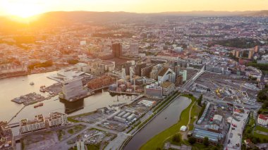Oslo, Norveç. Oslo Opera Binası. Operahuset Oslo. Kasabaya bakan manzara. Gün batımı, Drone'dan 