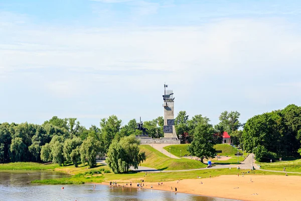 Великий Новгород, Россия - 19 июня 2019 года: Памятник Победы "Слава — стоковое фото