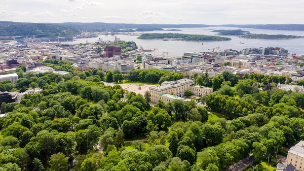 ノルウェーのオスロ王宮。スロットスプラッセンパレスパーク, ドローンから — ストック写真