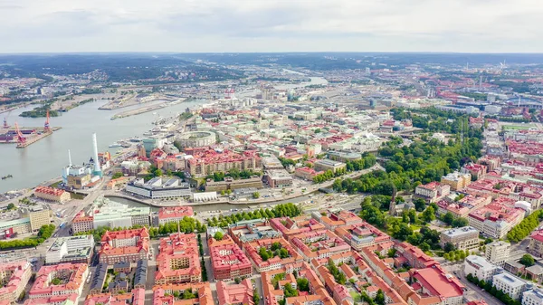 ヨーテボリ、スウェーデン。市内中心部のパノラマ。曇りの天気,ドローンから — ストック写真