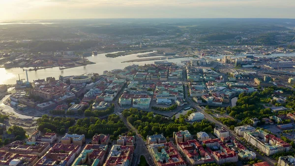 Гётеборг, Швеция. Панорама города и реки Гёта Эльв. Исторический центр города. Закат, с дрона — стоковое фото