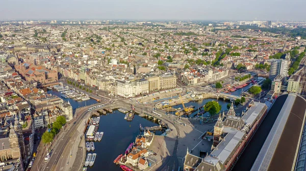 Άμστερνταμ, Ολλανδία. Πετώντας πάνω από τις στέγες της πόλης. Κεντρικός Σιδηροδρομικός Σταθμός του Άμστερνταμ, εναέρια θέα — Φωτογραφία Αρχείου