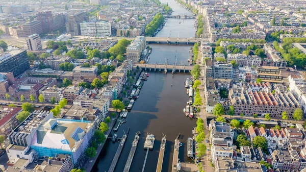 Amszterdam, Hollandia. Repül át a város háztetők. Amstel River, Amstel Gateway, légi-nézet — Stock Fotó