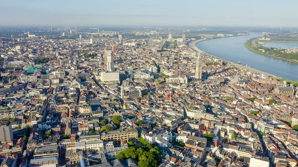比利时安特卫普飞过这座历史名城的屋顶。斯谢尔德（埃斯科）河，鸟瞰图 — 图库照片