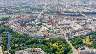 Bremen, Almanya. Bremen'in tarihi kısmı, eski şehir. Bremen Katedrali ( St Petri Dom Bremen ). Uçuşgörünümü, Havadan Görünüm 