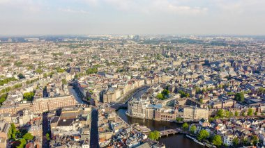 Amsterdam, Hollanda. Şehrin çatılarında uçuyor. Kentsel nakliye kanalları ile şehrin tarihi parçası, Havadan Görünümü 