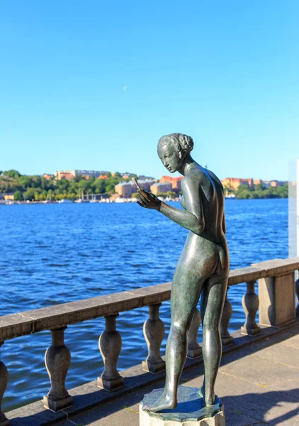 Stockholm, Sweden. Sculpture of a naked girl looking at a flower — Stock Photo, Image
